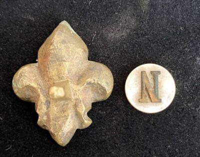 Fer à dorer ancien et Avers de Bouton ancien en nacre orné du N de Napoléon