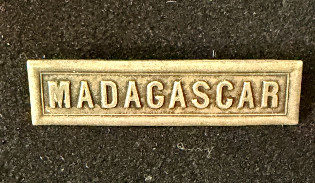Agrafe MADAGASCAR Maison « Marie Aubert » pour médaille Coloniale Française Agrafe MADAGASCAR Maison « Marie Aubert » pour médaille Coloniale Française